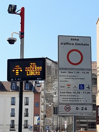 Panneaux d'indication d'entrée dans une ZTL avec les horaires et limitations