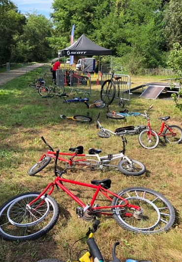 vélos par terre lors de la fête du vélo de la CAPI