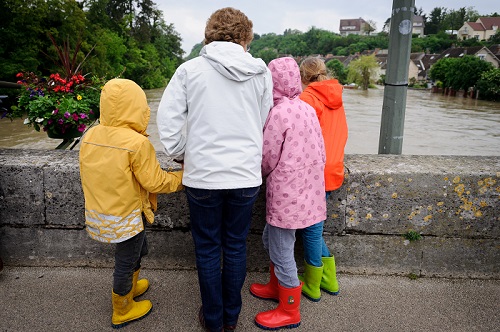 Inondations à nemours : grand-mère sur un pont qui regarde l'eau avec ses petits enfants