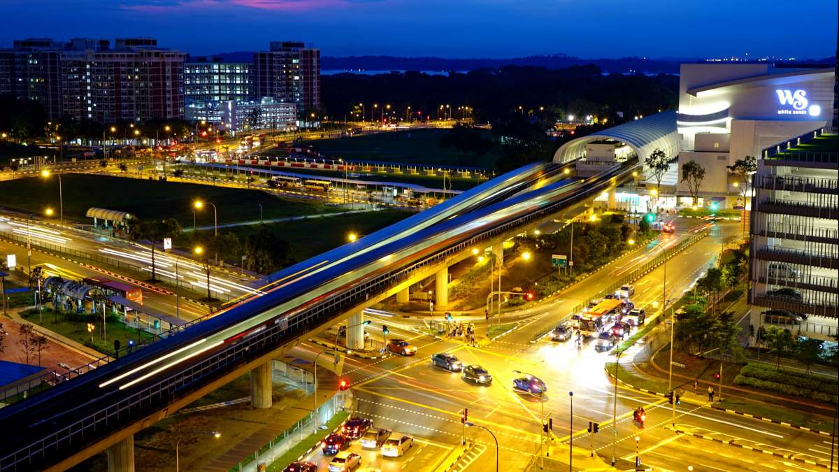 Vue d'un train passant sur une autoroute à Singapour.
