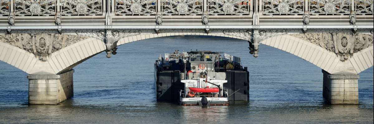 Péniche sous viaduc d'Austerlitz à Paris